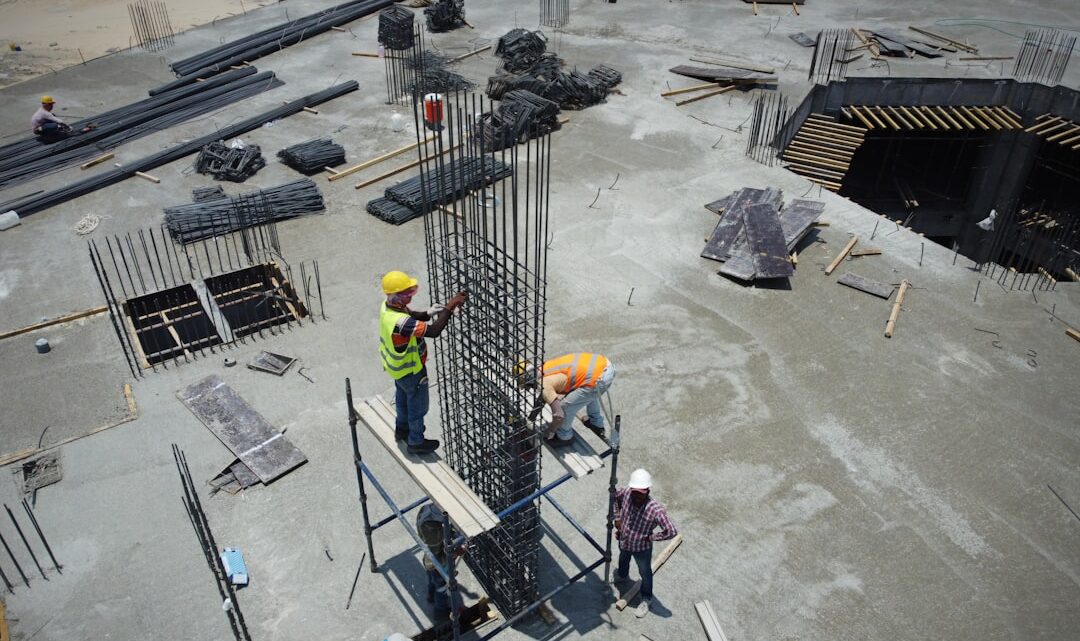 Um Grupo De Homens Em Cima De Um Canteiro De Obras DWp5nUqTn6E