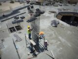 Um Grupo De Homens Em Cima De Um Canteiro De Obras DWp5nUqTn6E