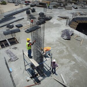 Um Grupo De Homens Em Cima De Um Canteiro De Obras DWp5nUqTn6E