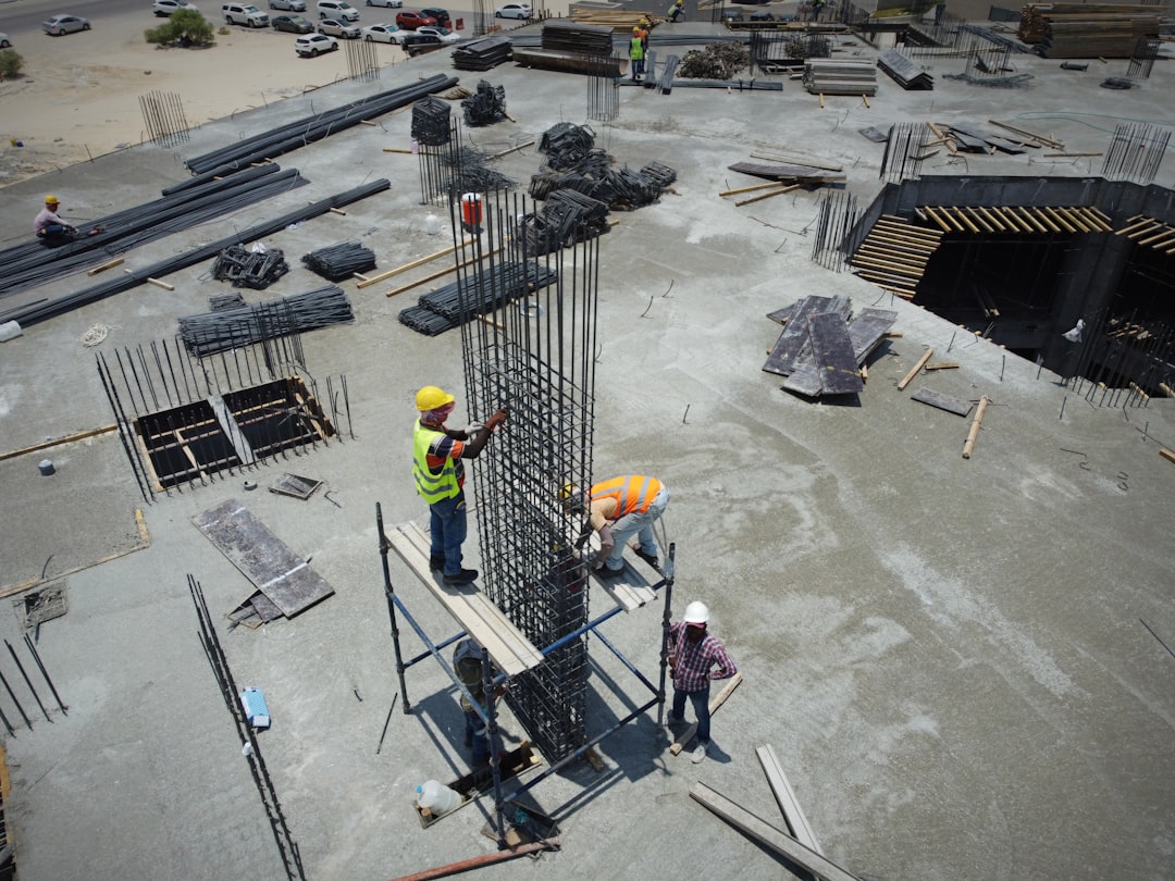 Um Grupo De Homens Em Cima De Um Canteiro De Obras DWp5nUqTn6E